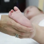 Atraso no teste do pezinho retarda tratamento da AME no Brasil