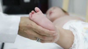 Atraso no teste do pezinho retarda tratamento da AME no Brasil