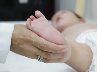 Atraso no teste do pezinho retarda tratamento da AME no Brasil