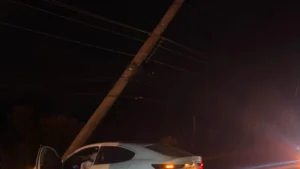 Carro bate em poste no Altiplano Leste e motorista sai ileso