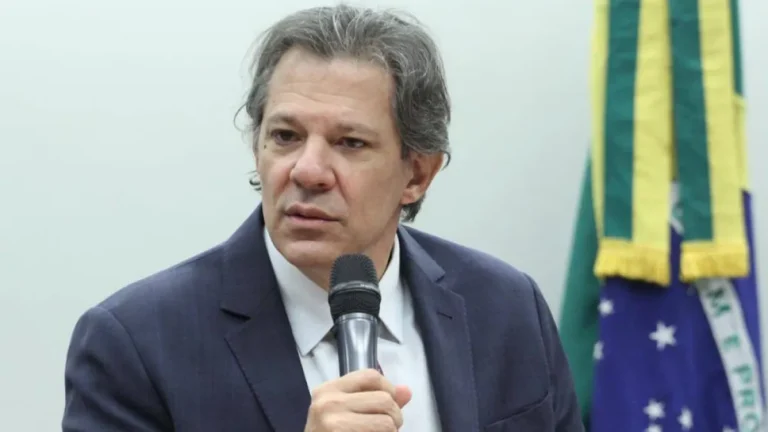 Haddad vai à Justiça contra Tarcísio por PM seguir motorista